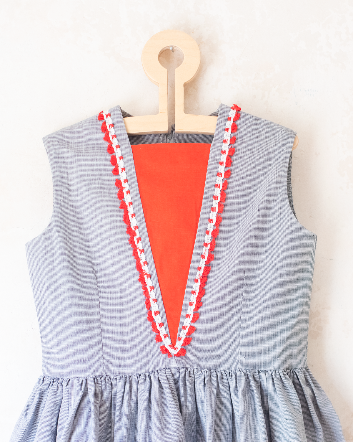 Gray dress with red lace | Deadstock from the Sixties | 5-6 years