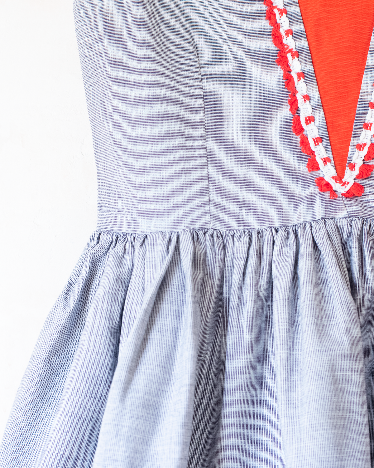 Gray dress with red lace | Deadstock from the Sixties | 5-6 years