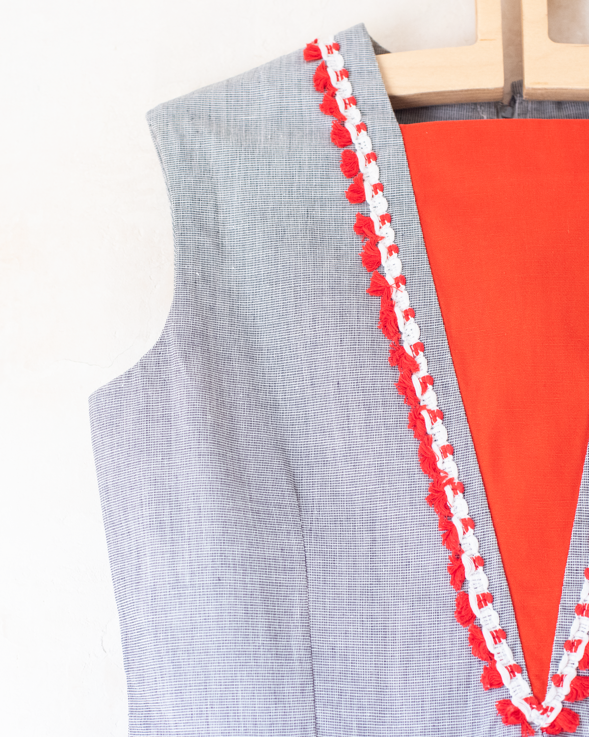 Gray dress with red lace | Deadstock from the Sixties | 5-6 years