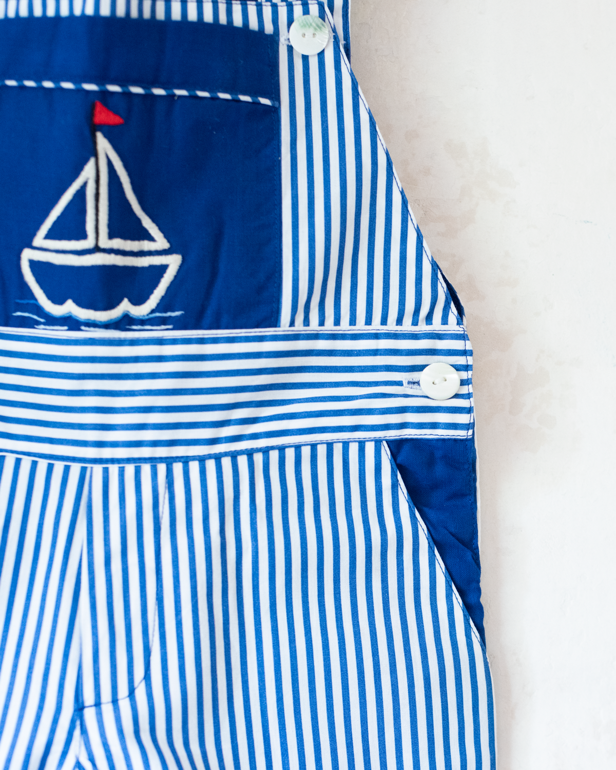 Overalls with blue stripes and an embroidered sailboat | 18-24 months