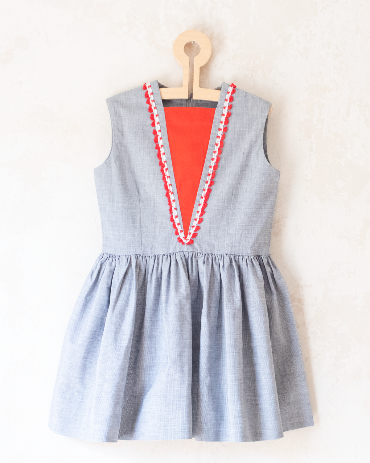 Gray dress with red lace | Deadstock from the Sixties | 5-6 years
