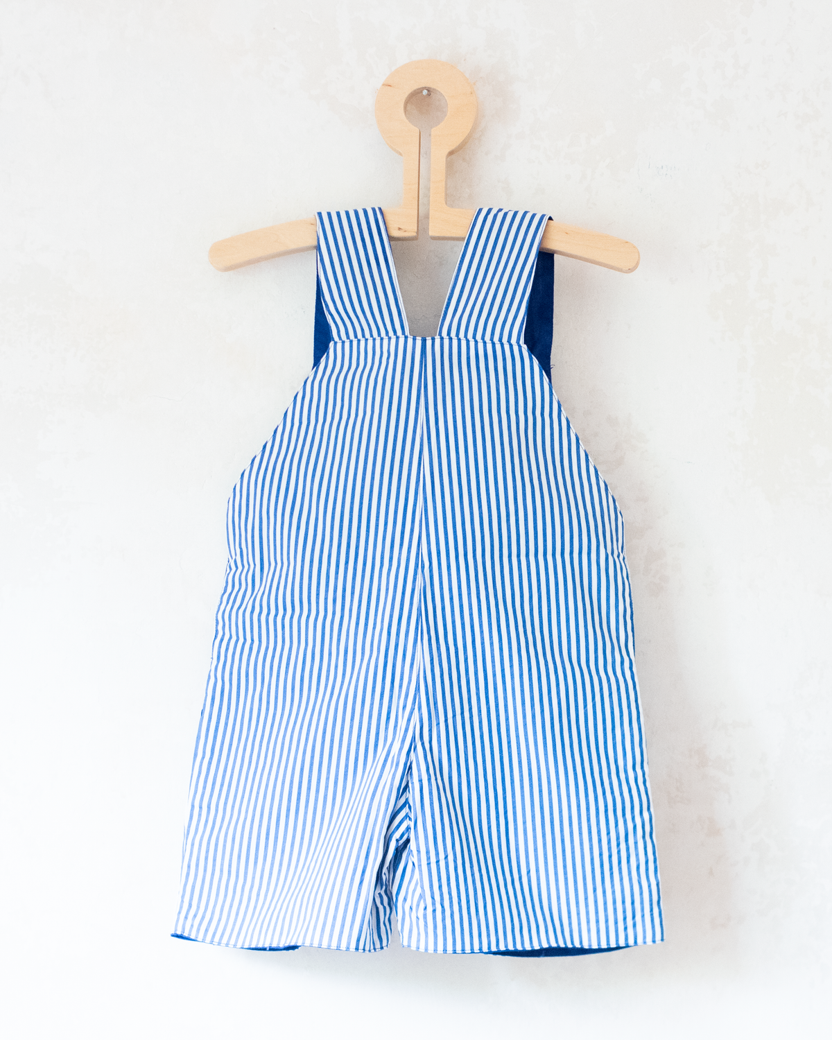 Overalls with blue stripes and an embroidered sailboat | 18-24 months
