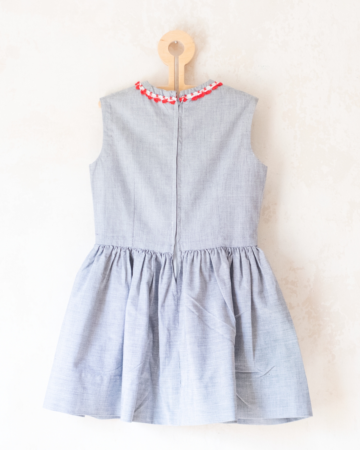 Gray dress with red lace | Deadstock from the Sixties | 5-6 years