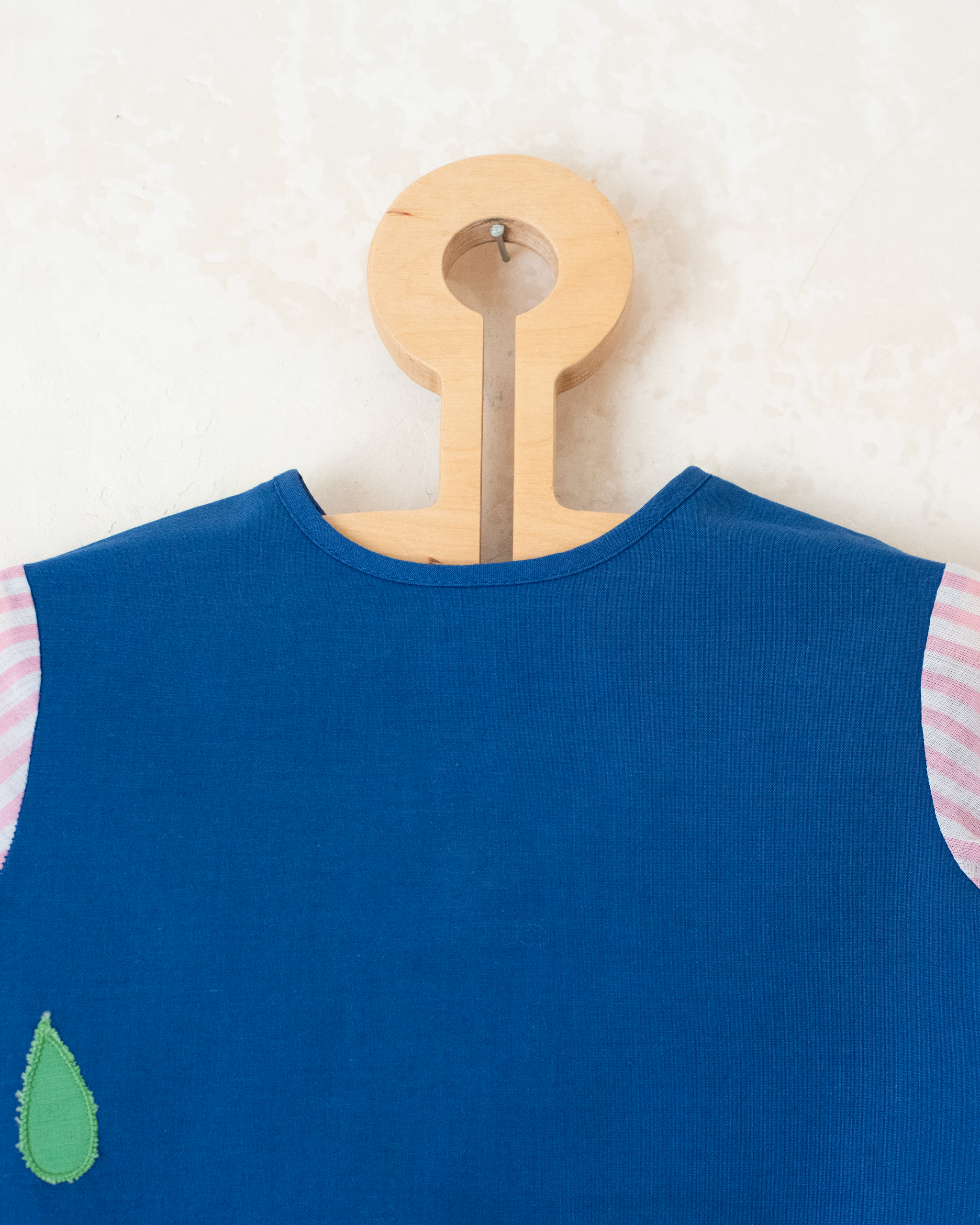 חולצה כחולה עם פסים ופרח בכיס | דד סטוק צרפתי | 12-18 חודשים