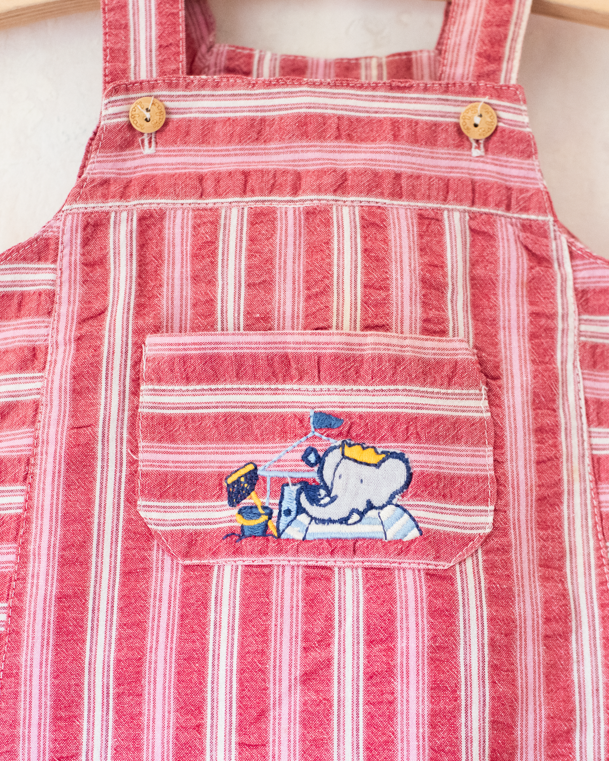 Red striped dress with embroidery of the king playing in the sand | 9-12 months