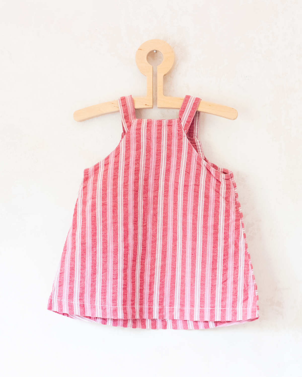 Red striped dress with embroidery of the king playing in the sand | 9-12 months