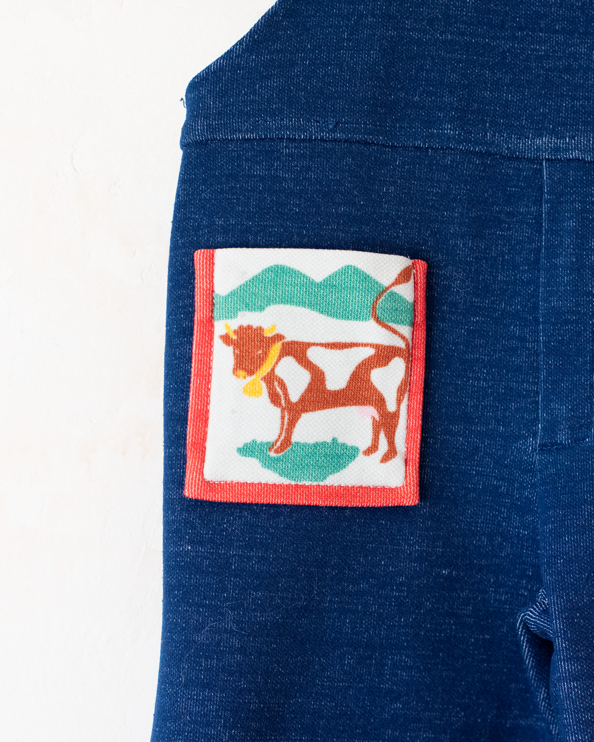 Blue overalls from the seventies with a cowboy and a cow | 18-24 months