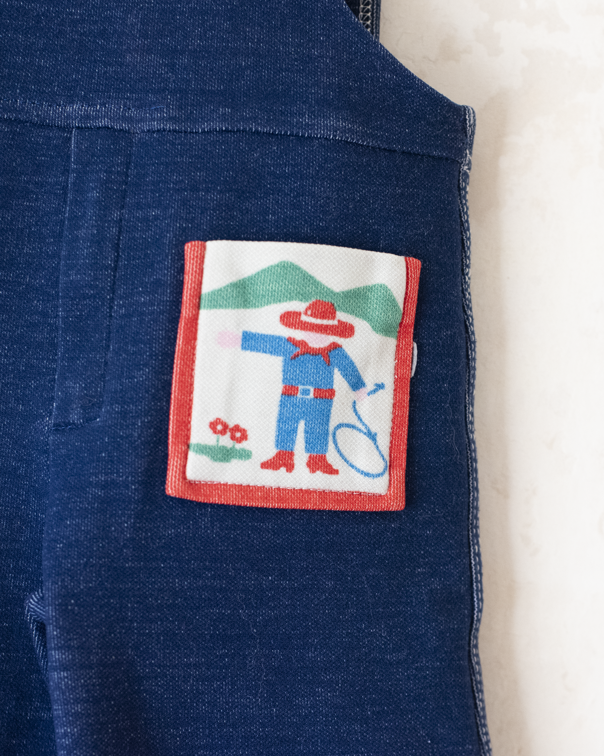 אוברול כחול מהסבנטיז עם קאובוי ופרה | 18-24 חודשים