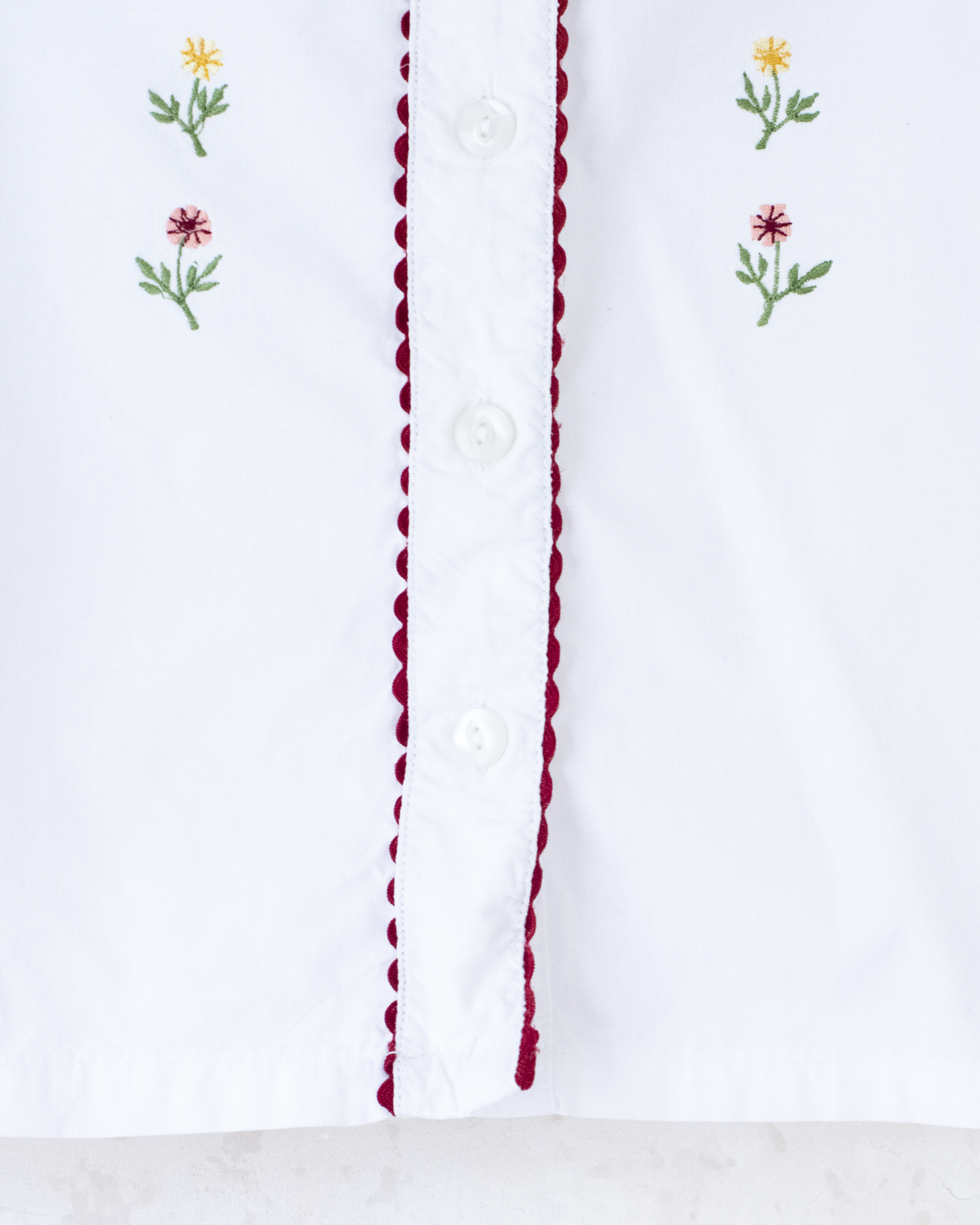 חולצה לבנה מכופתרת עם פרחים רקומים | 3-4 שנים