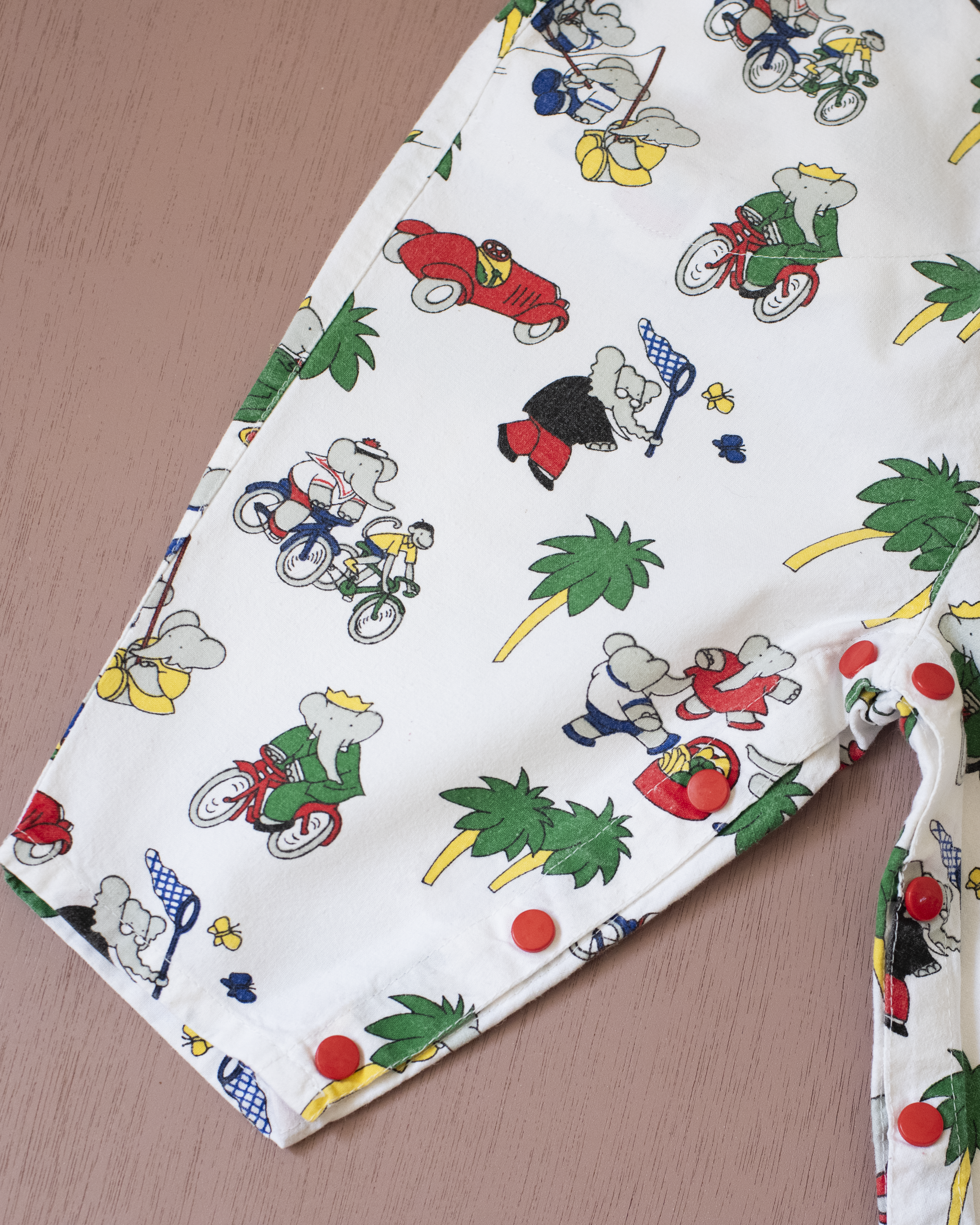 אוברול לבן עם הדפסים של המלך בבר | 6-9 חודשים