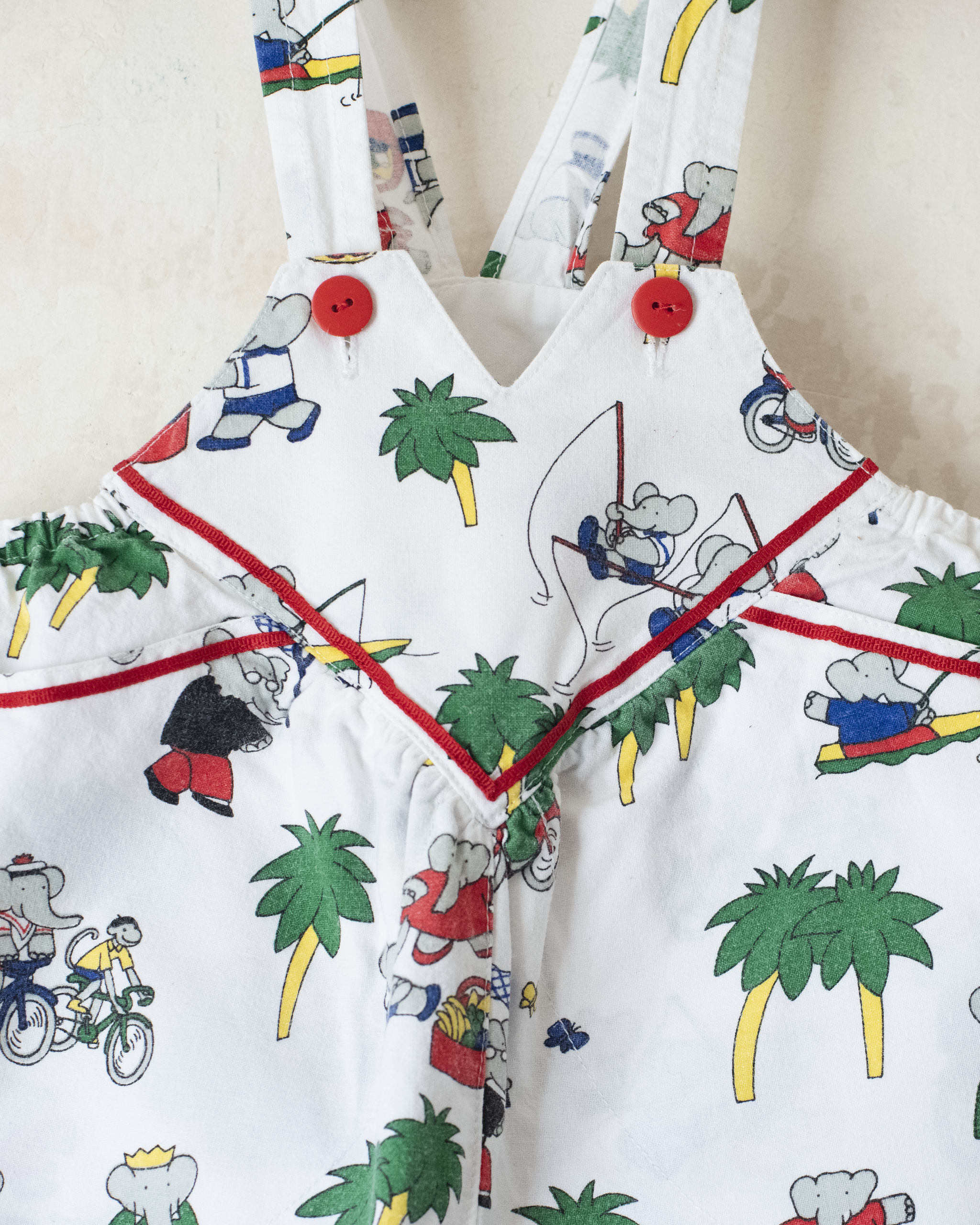 אוברול לבן עם הדפסים של המלך בבר | 6-9 חודשים