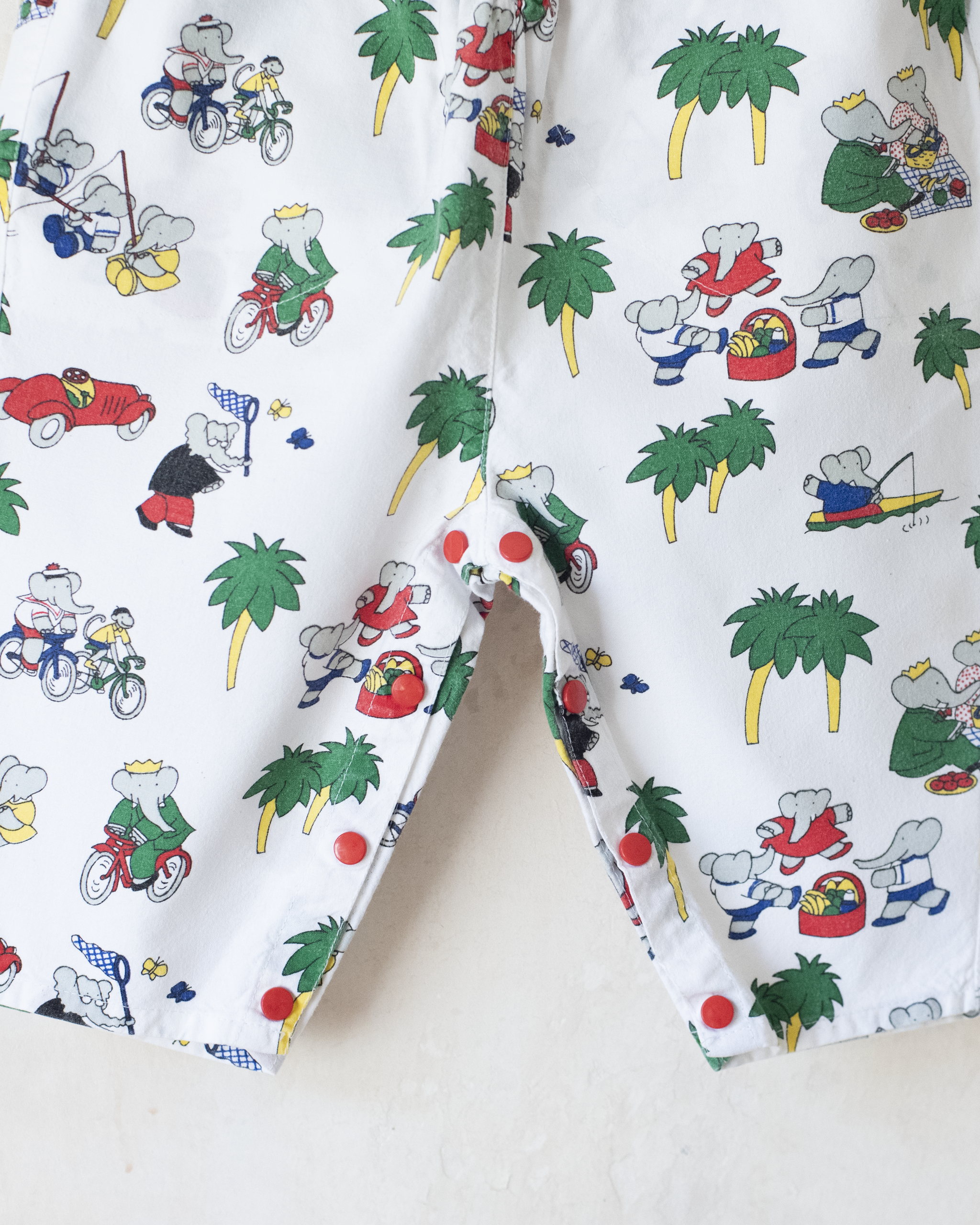 אוברול לבן עם הדפסים של המלך בבר | 6-9 חודשים