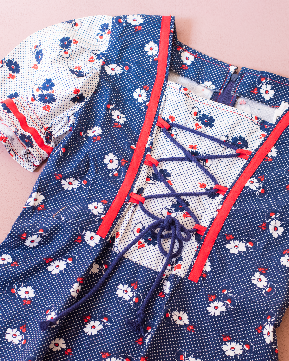 Floral dress with tie at the chest | Deadstock from the 70s | 5-6 years