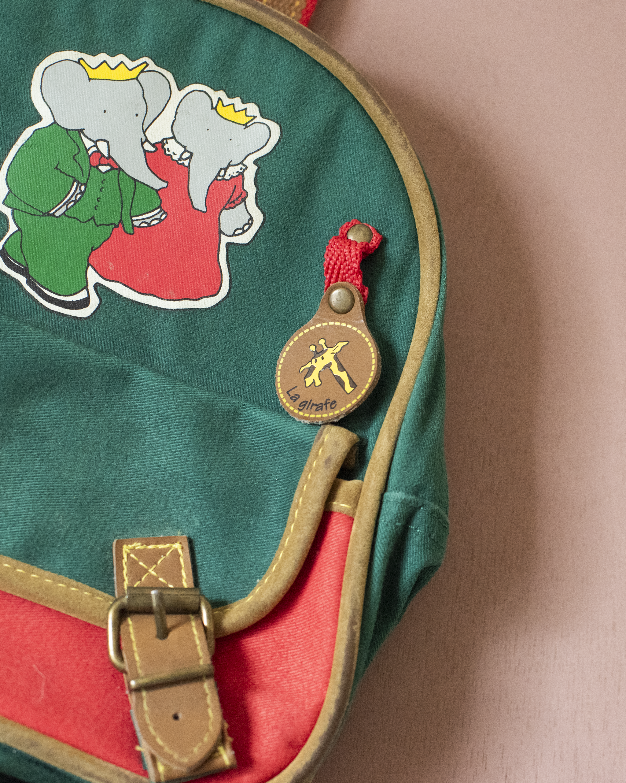 תיק גב קטן עם המלך בבר וסלסט