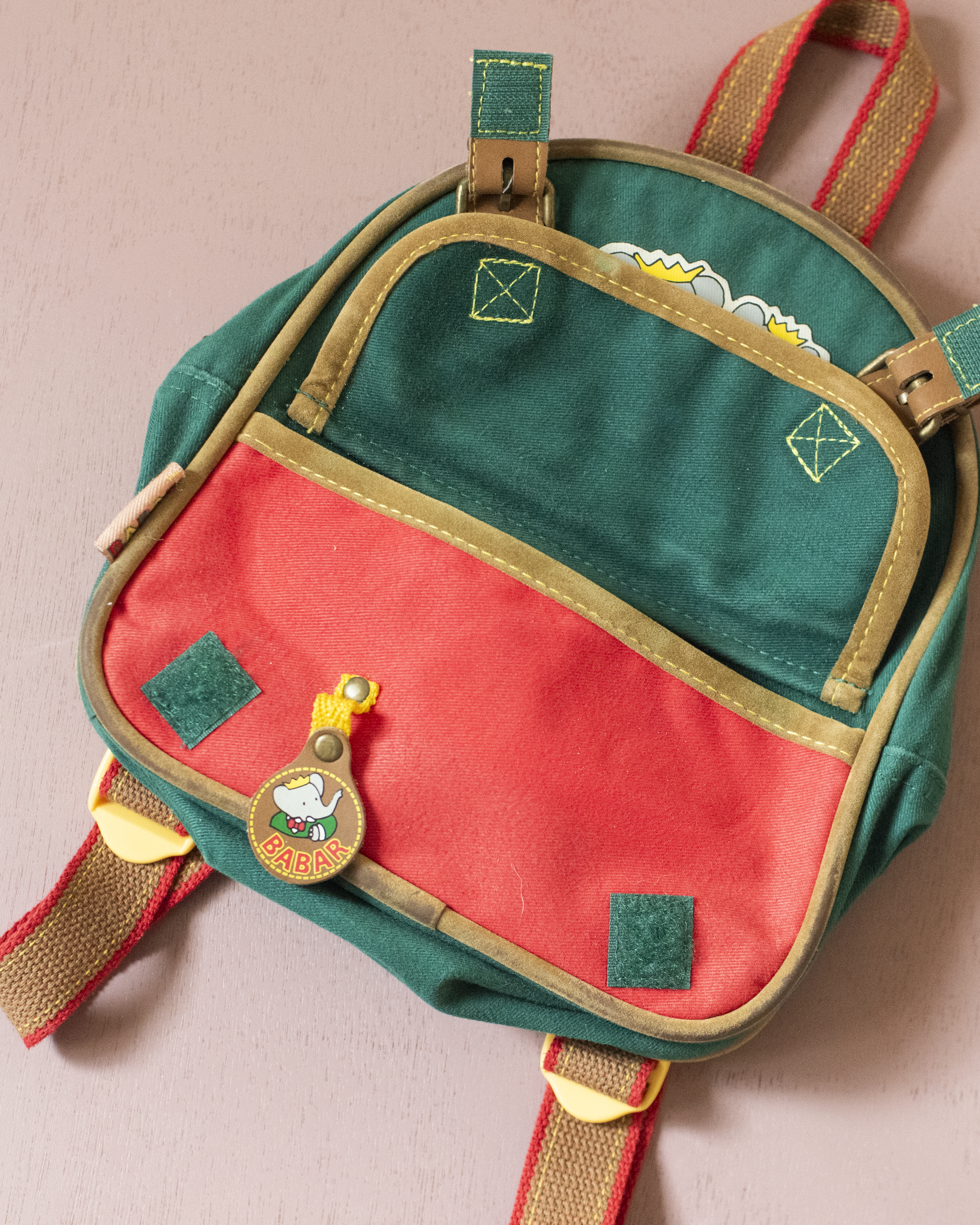 תיק גב קטן עם המלך בבר וסלסט