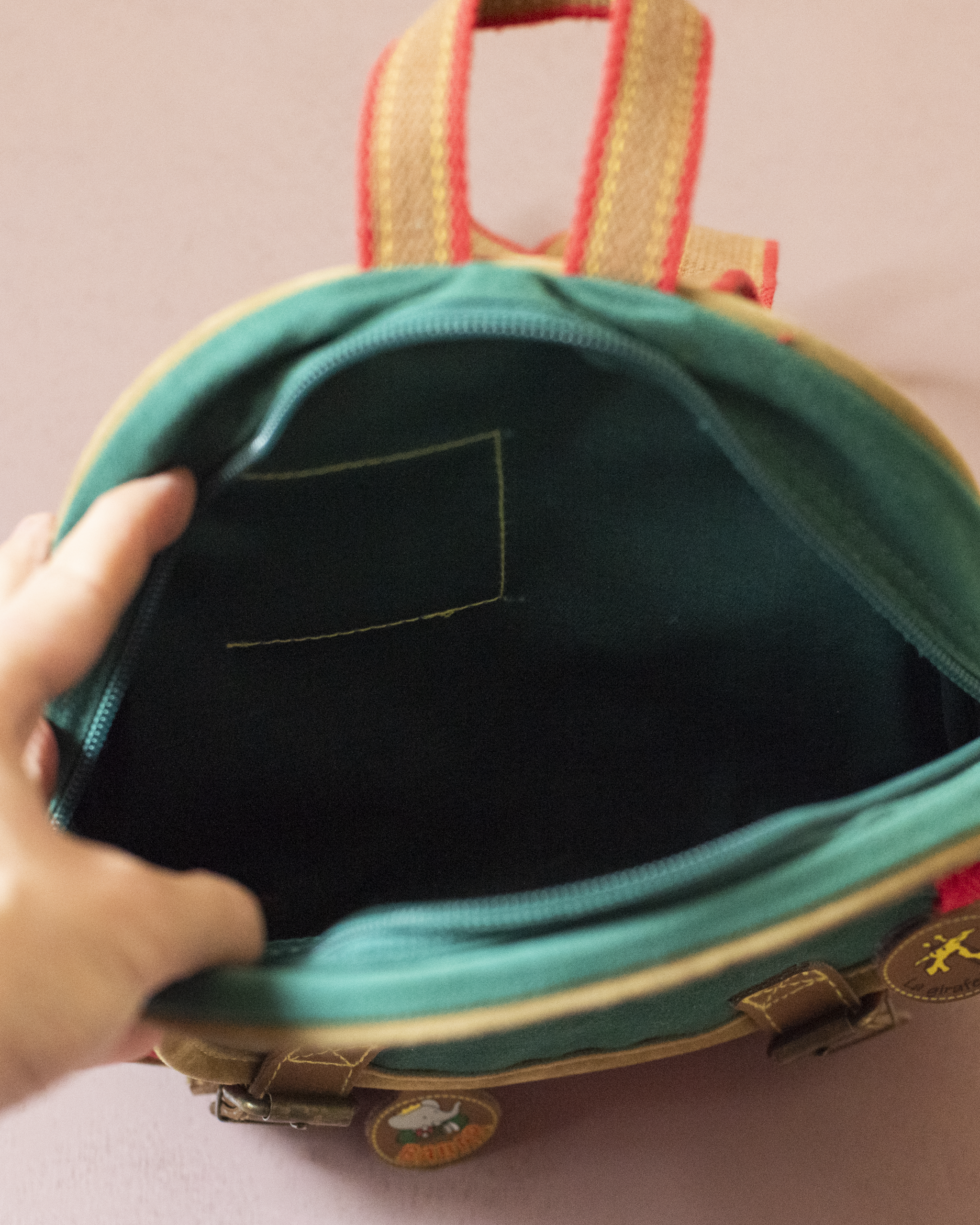 תיק גב קטן עם המלך בבר וסלסט