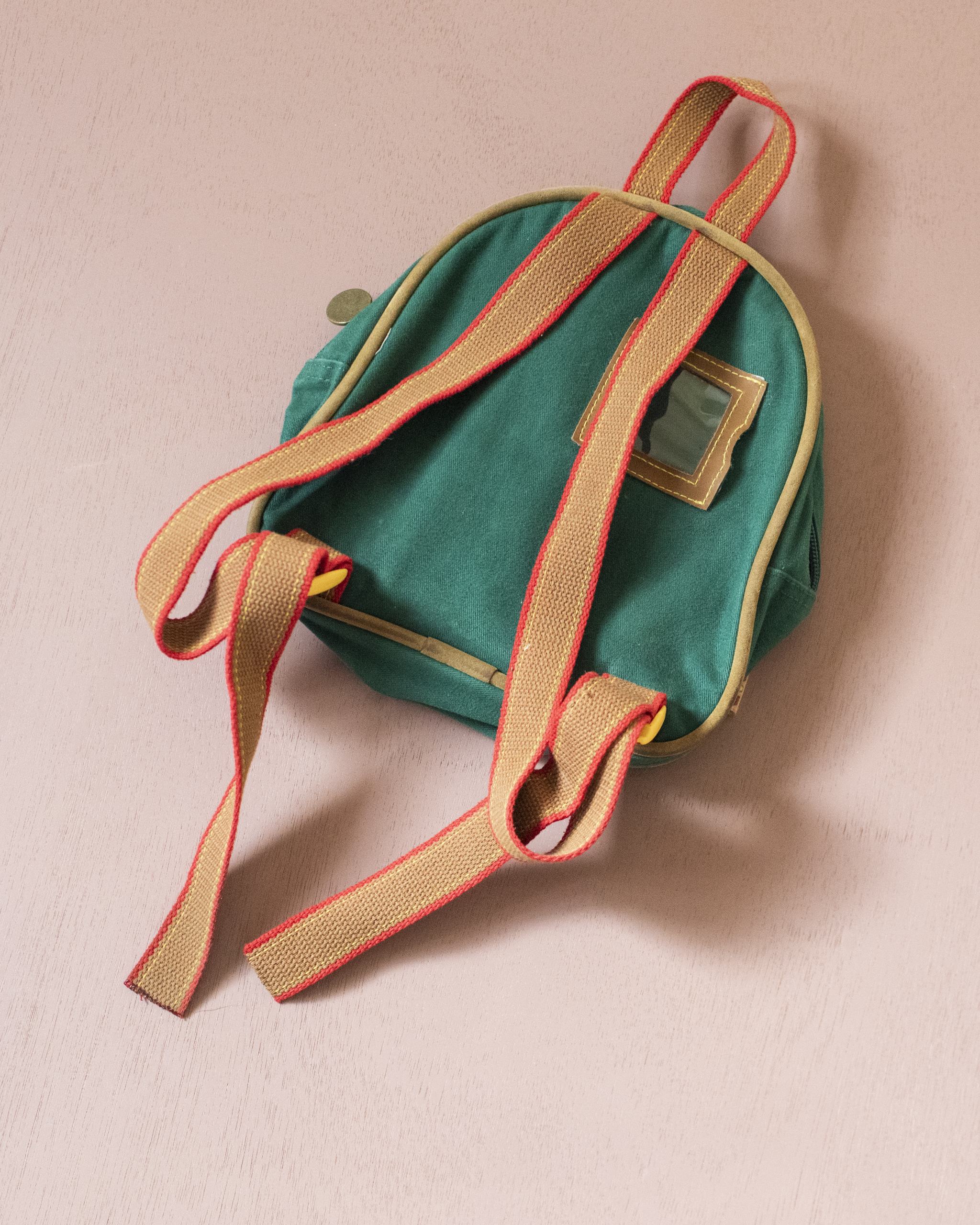 תיק גב קטן עם המלך בבר וסלסט