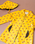 מעיל גשם צהוב עם כובע והדפס נוצות | 7-8 שנים