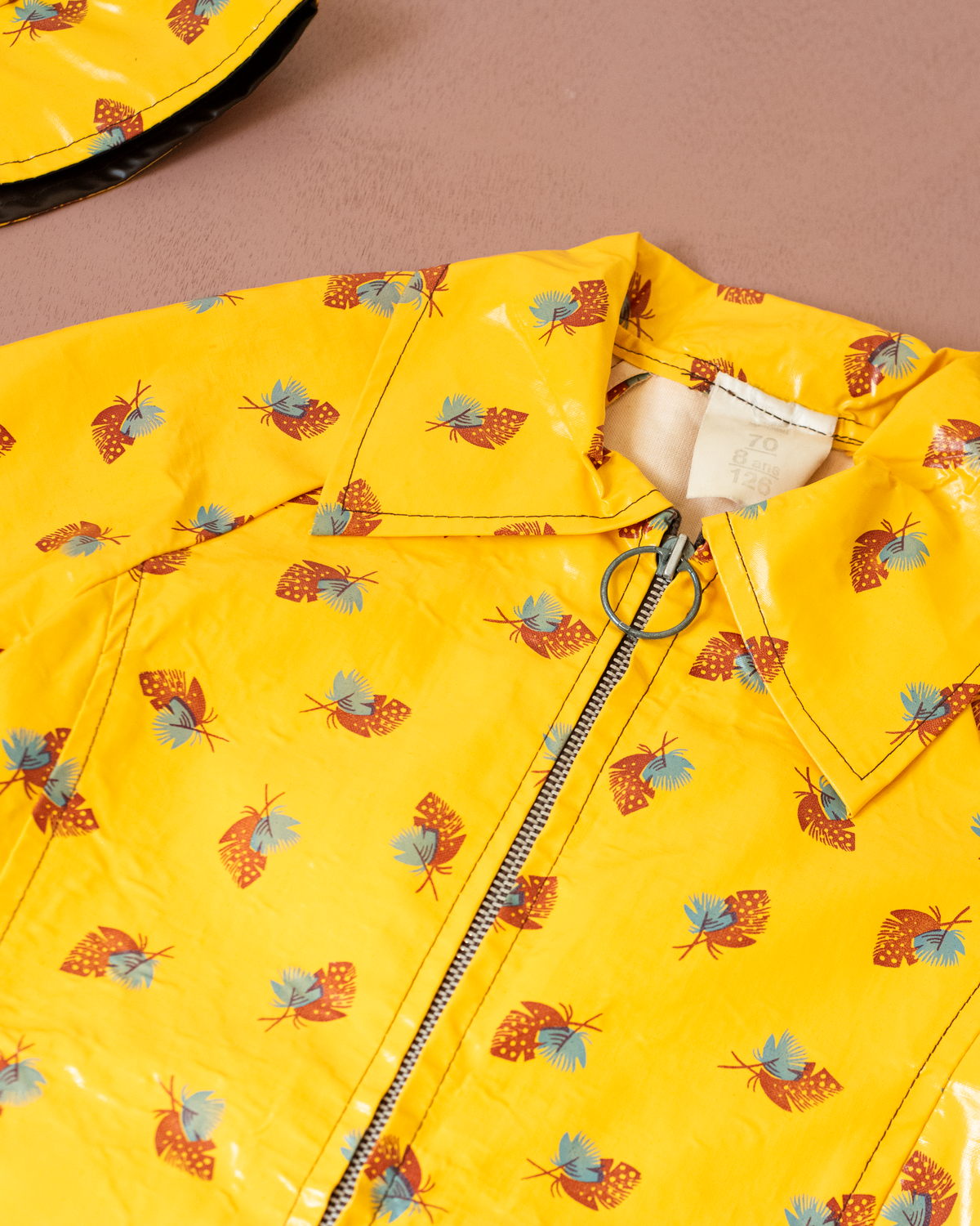 Yellow raincoat with hood and feather print | 7-8 years
