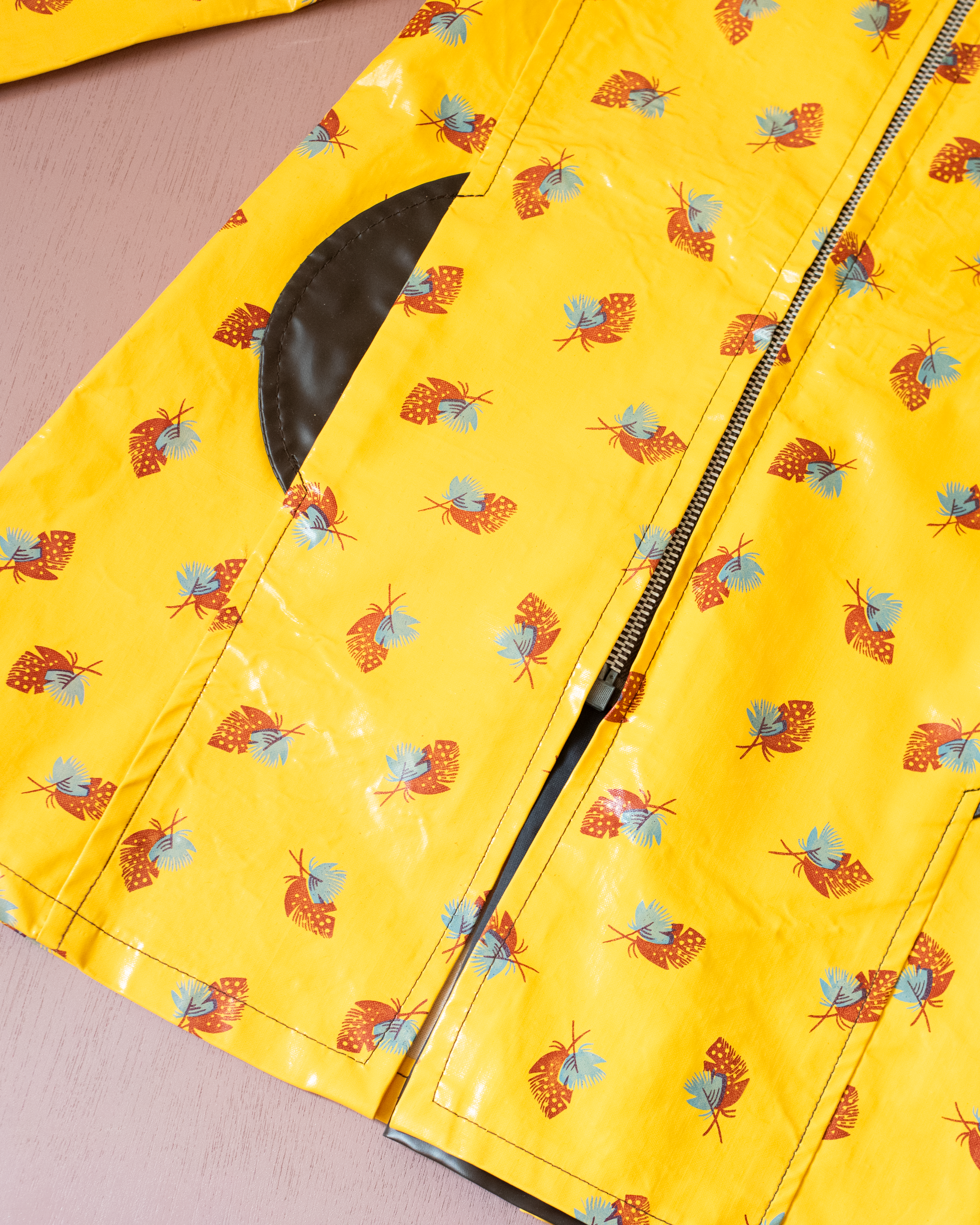 מעיל גשם צהוב עם כובע והדפס נוצות | 7-8 שנים