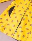 מעיל גשם צהוב עם כובע והדפס נוצות | 7-8 שנים