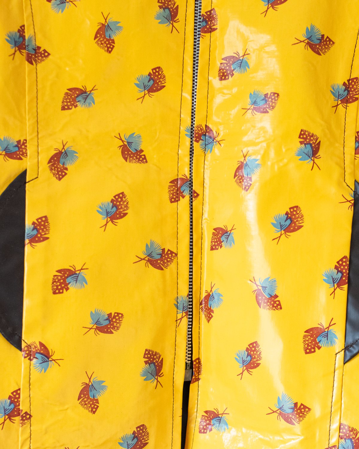 Yellow raincoat with hood and feather print | 7-8 years