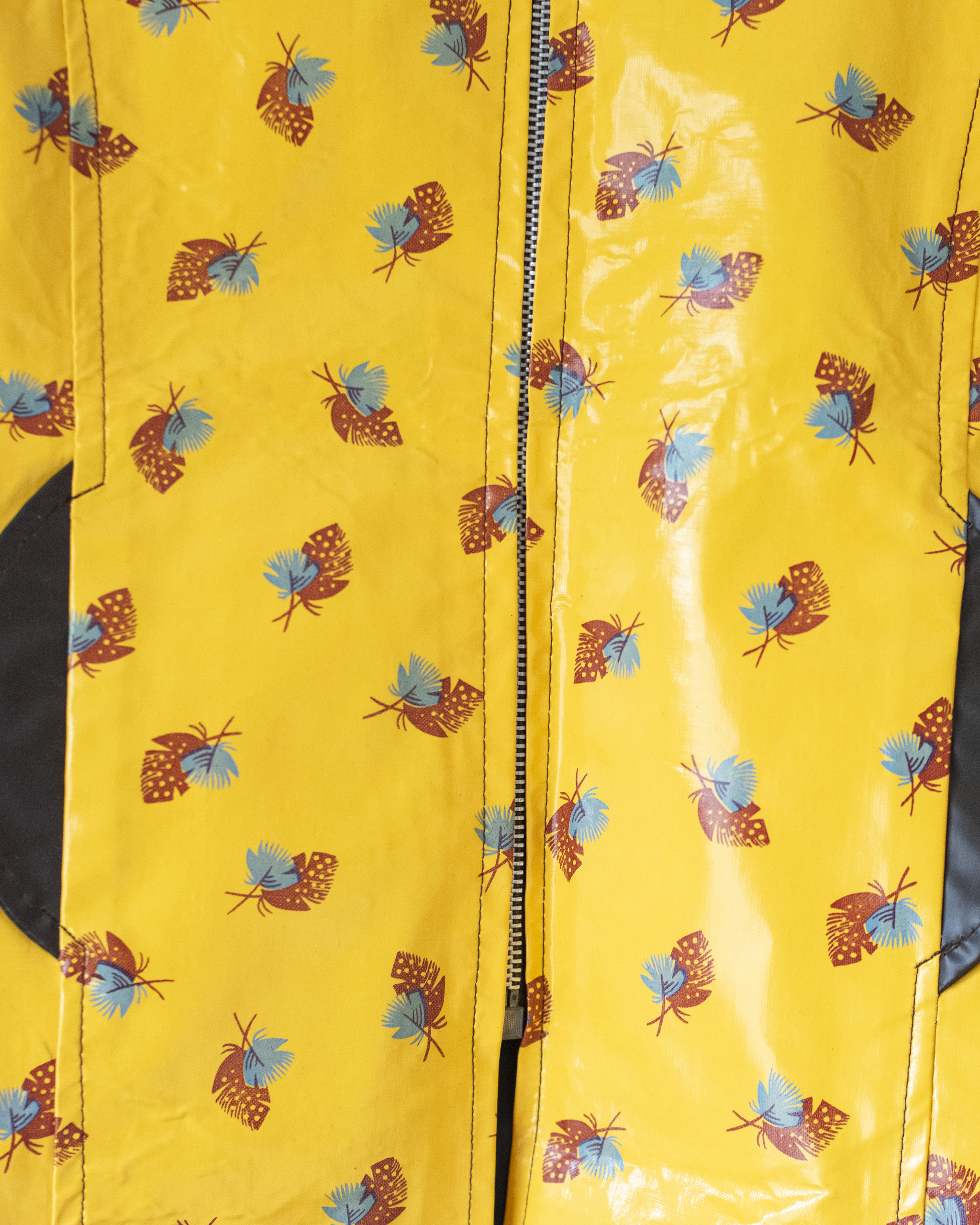 מעיל גשם צהוב עם כובע והדפס נוצות | 7-8 שנים