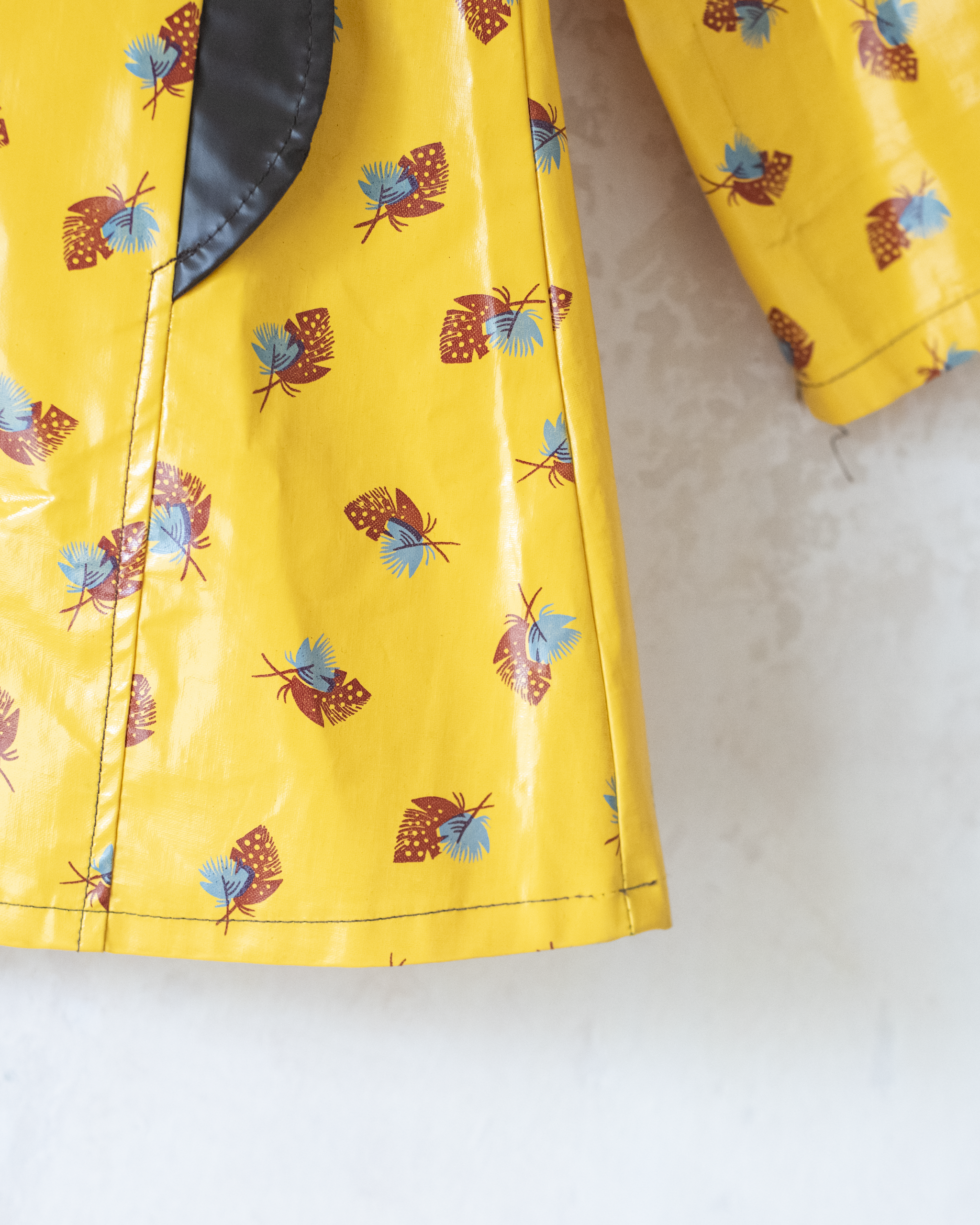 מעיל גשם צהוב עם כובע והדפס נוצות | 7-8 שנים