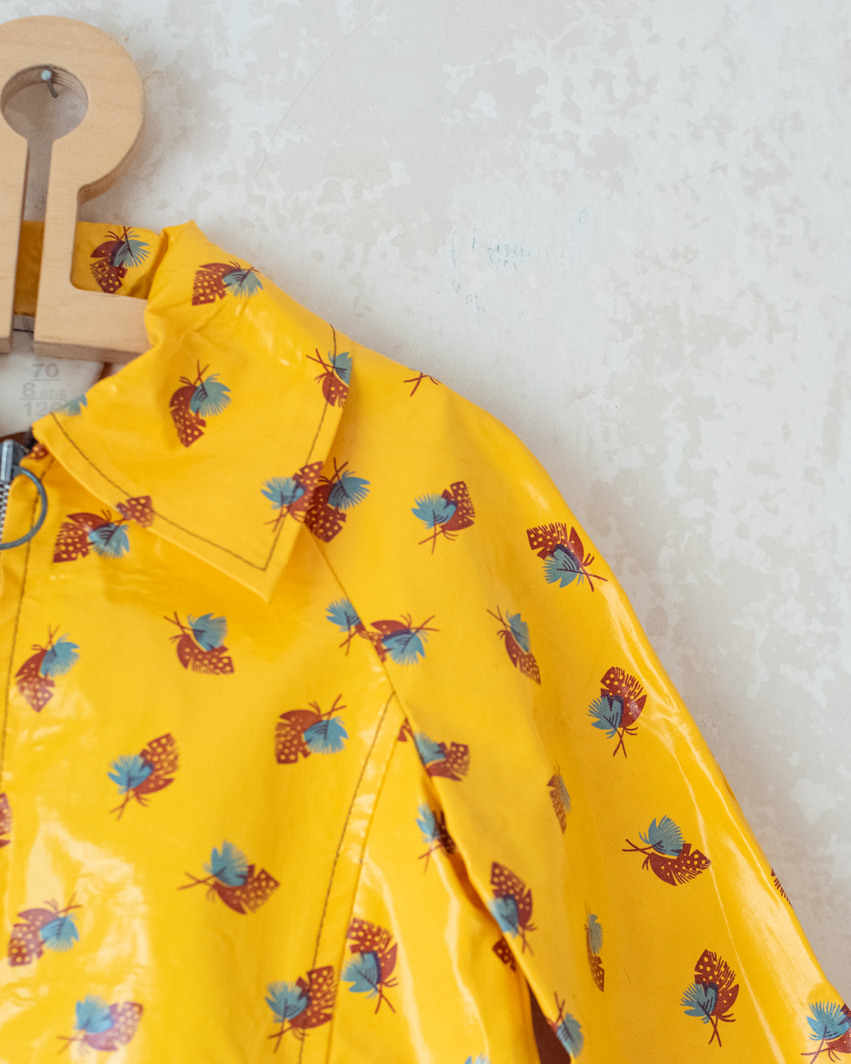 Yellow raincoat with hood and feather print | 7-8 years