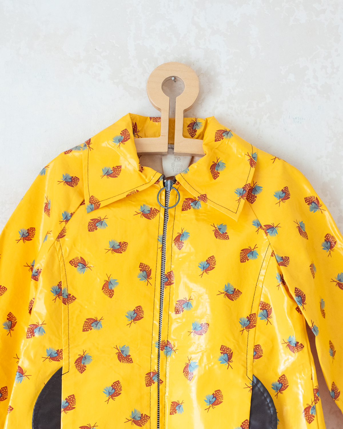 Yellow raincoat with hood and feather print | 7-8 years