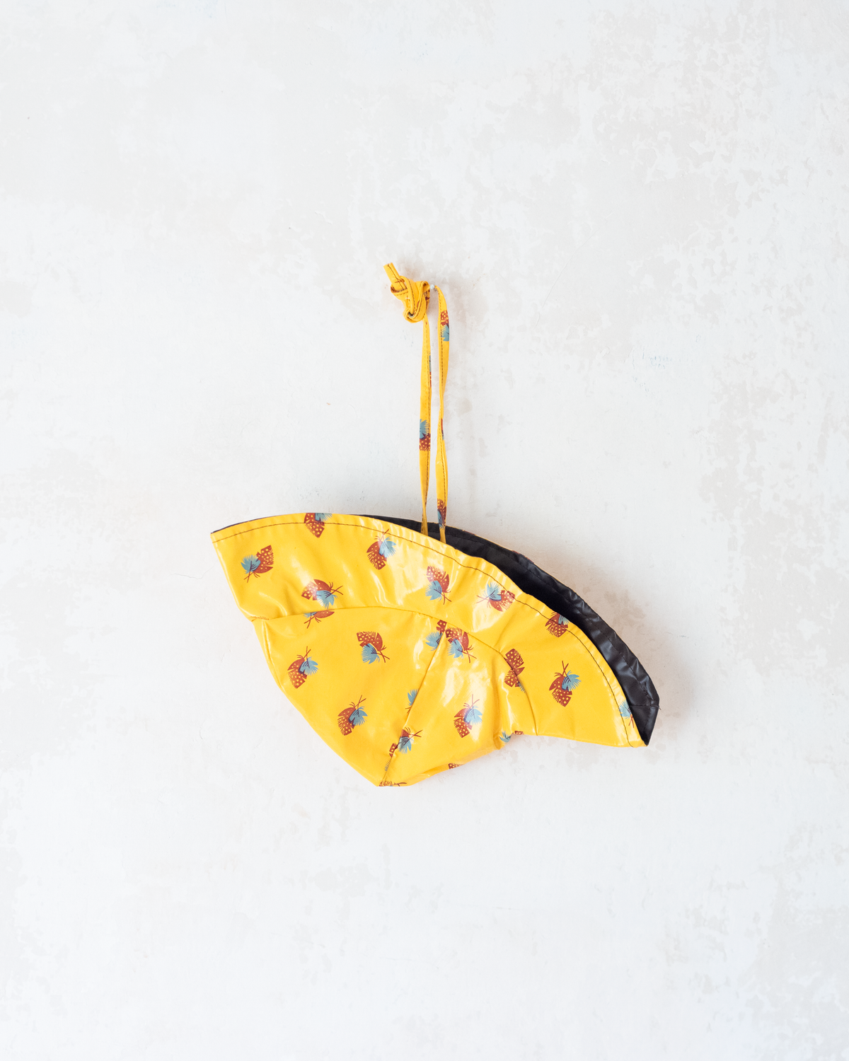 Yellow raincoat with hood and feather print | 7-8 years