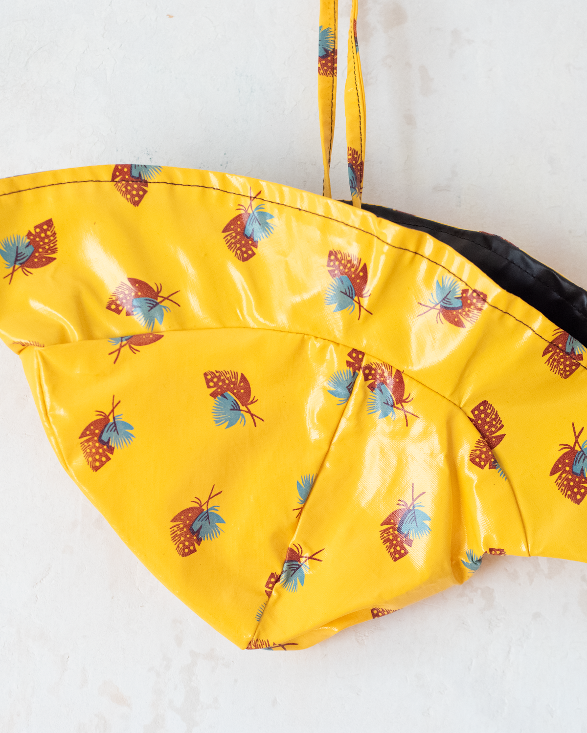 Yellow raincoat with hood and feather print | 7-8 years