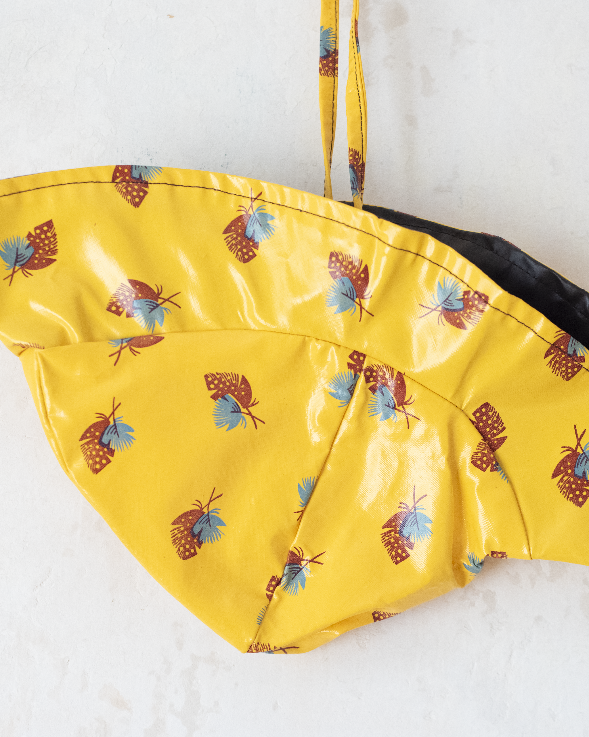 מעיל גשם צהוב עם כובע והדפס נוצות | 7-8 שנים