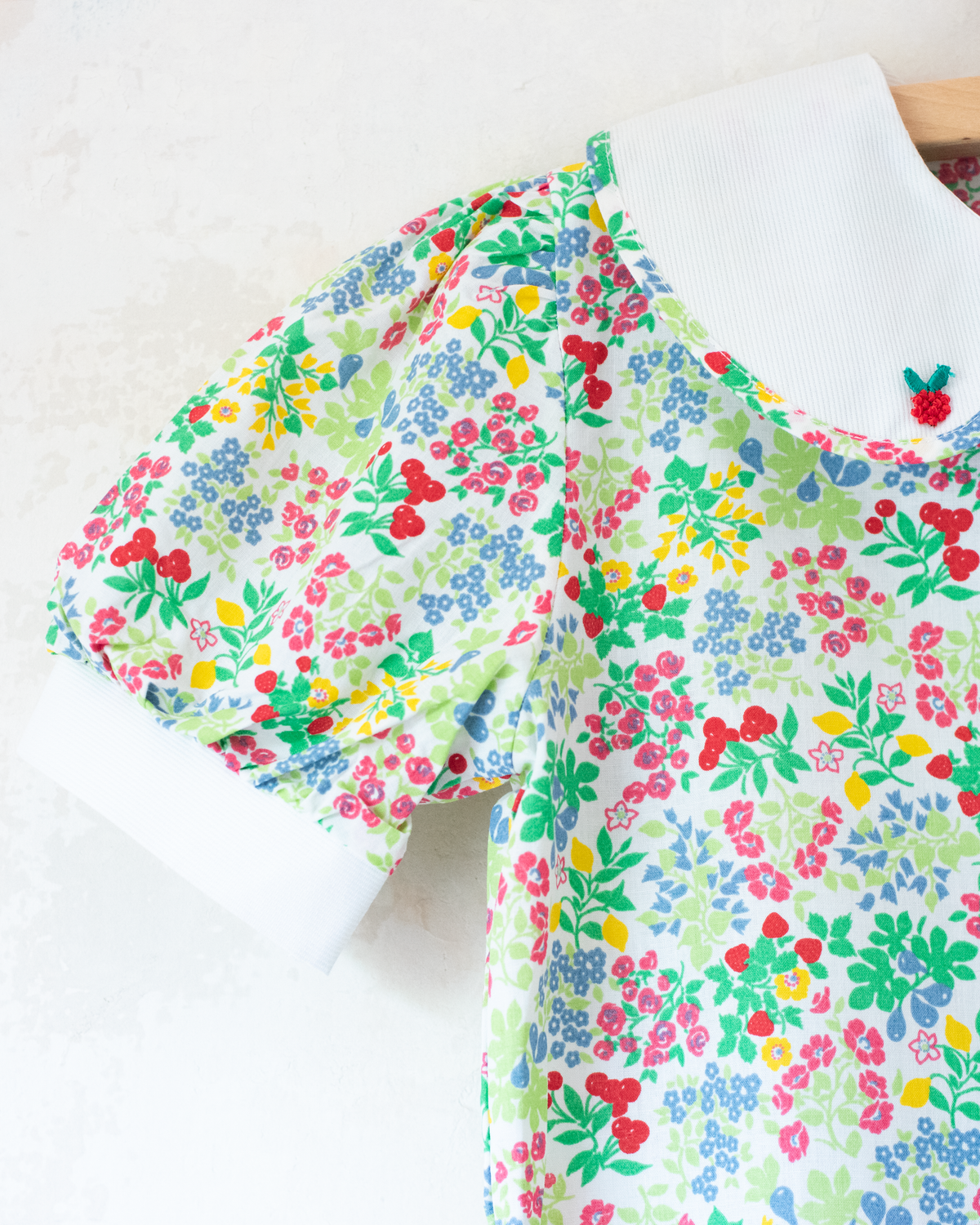 Floral dress with embroidered flowers at the collar | 10-11 years