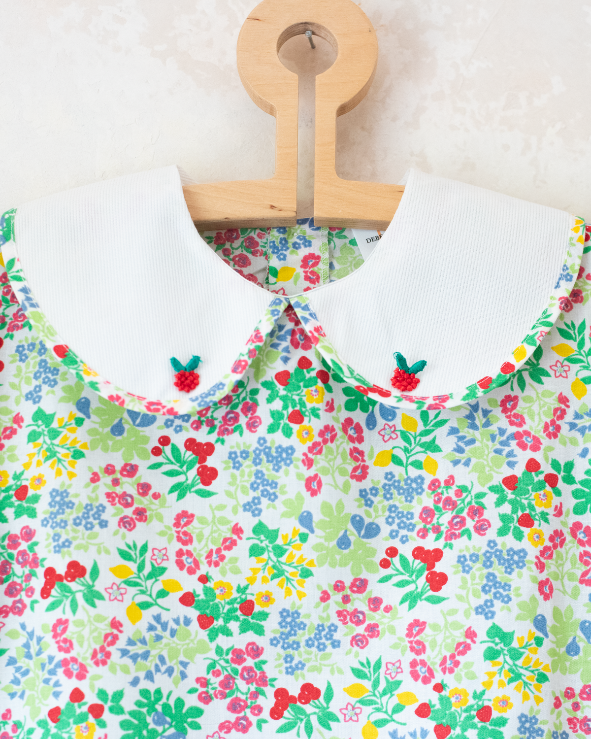 Floral dress with embroidered flowers at the collar | 10-11 years