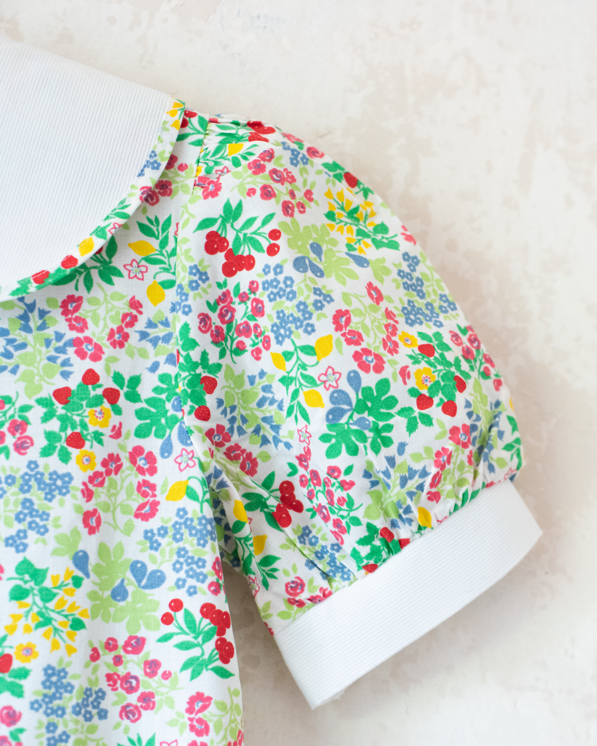 Floral dress with embroidered flowers at the collar | 10-11 years
