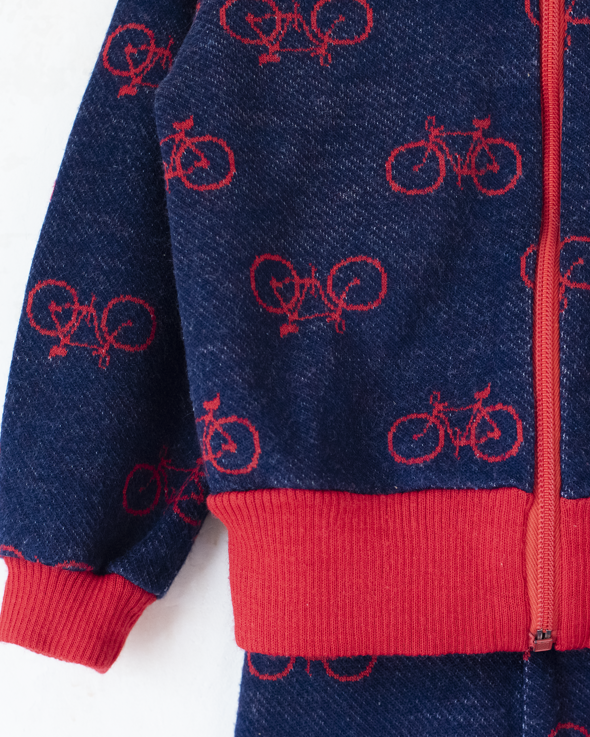 סט כחול עם אופניים אדומים | 5-6 שנים