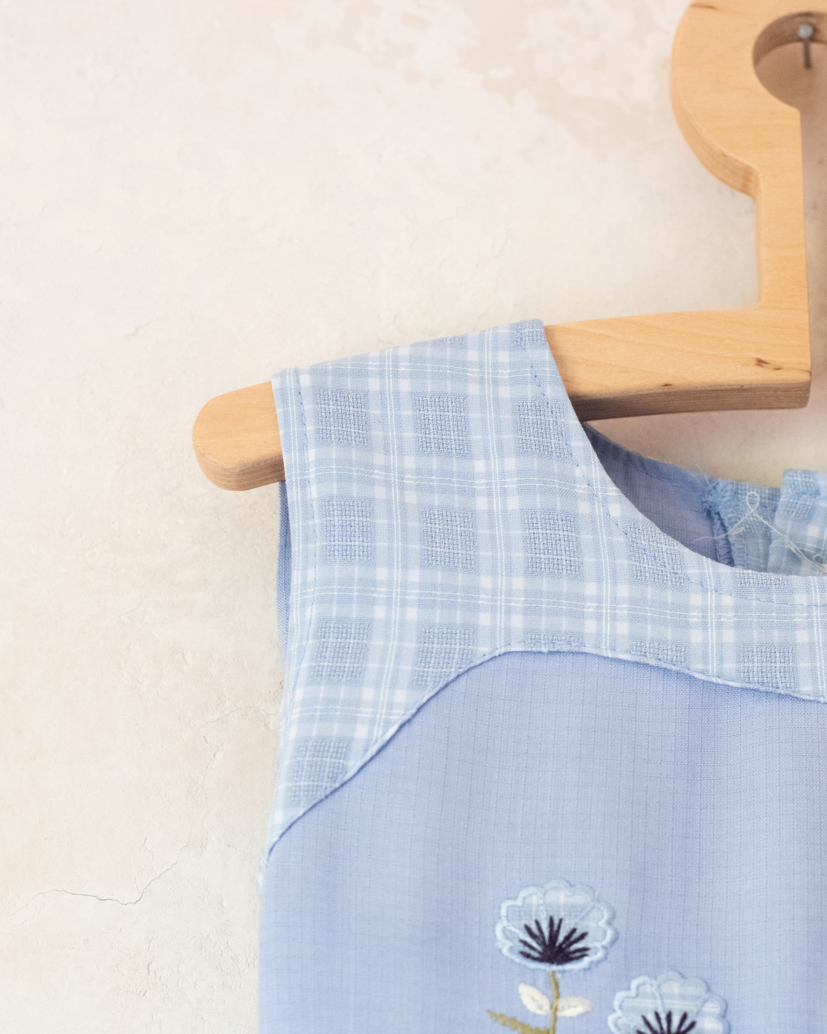 Light blue plaid dress with embroidered flowers | Spanish deadstock | 5-6 years