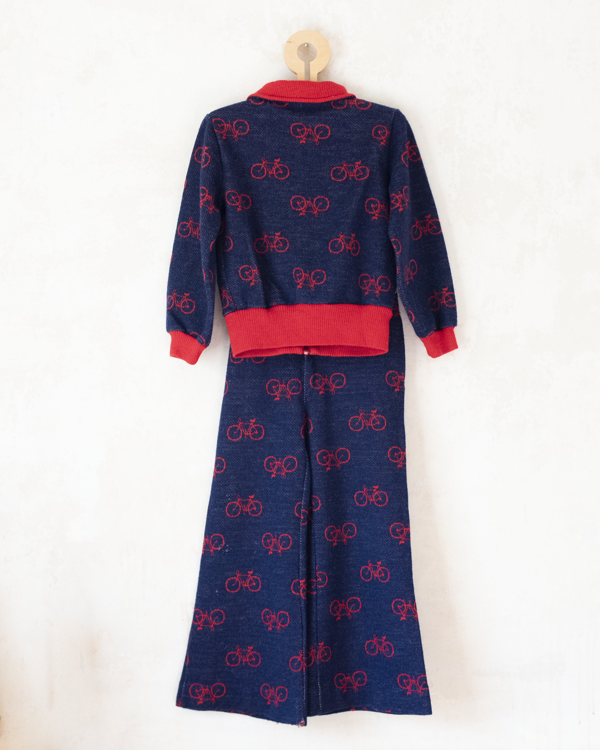 סט כחול עם אופניים אדומים | 5-6 שנים