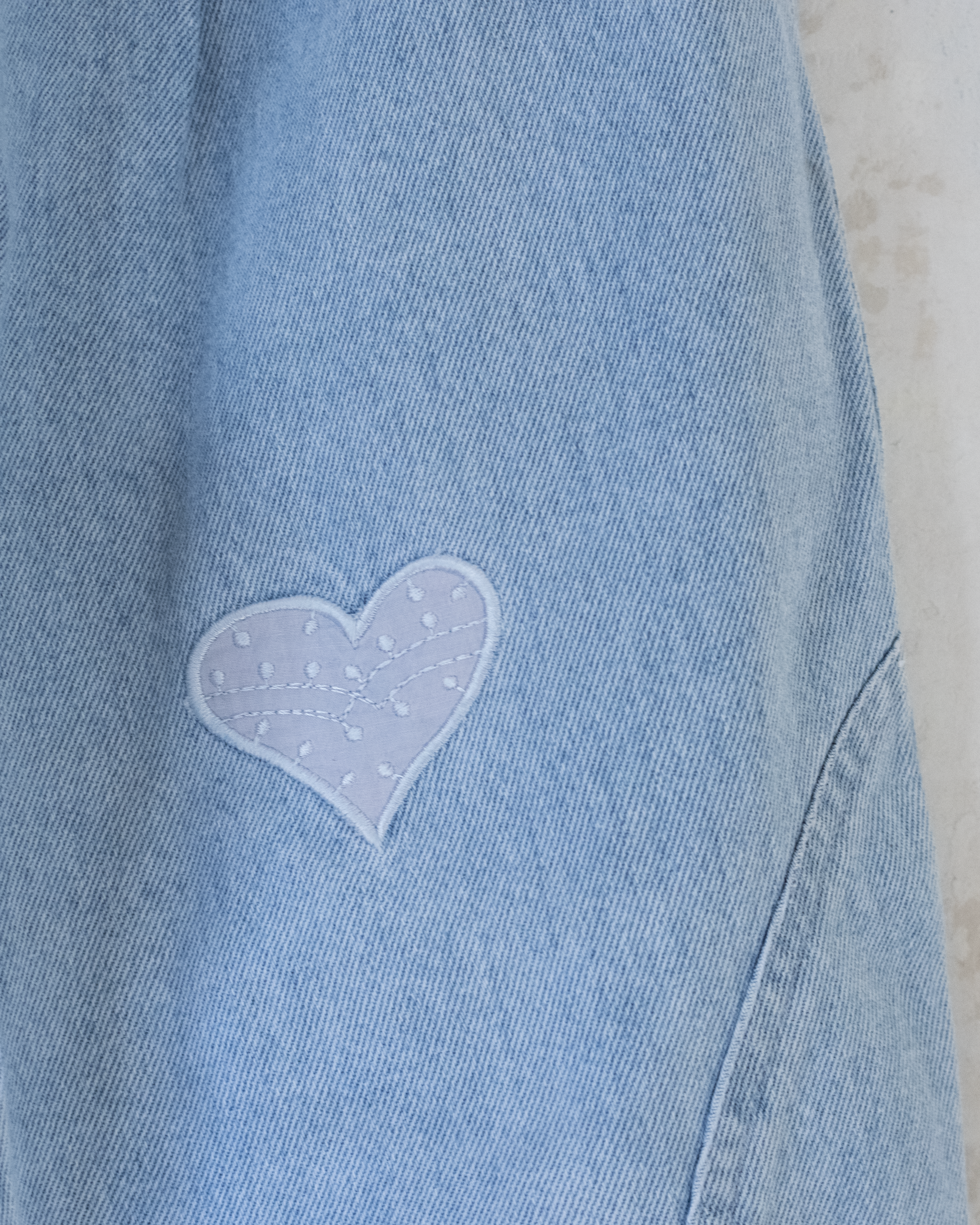 מכנסי ג׳ינס מהאייטיז עם לב רקום | 5-6 שנים