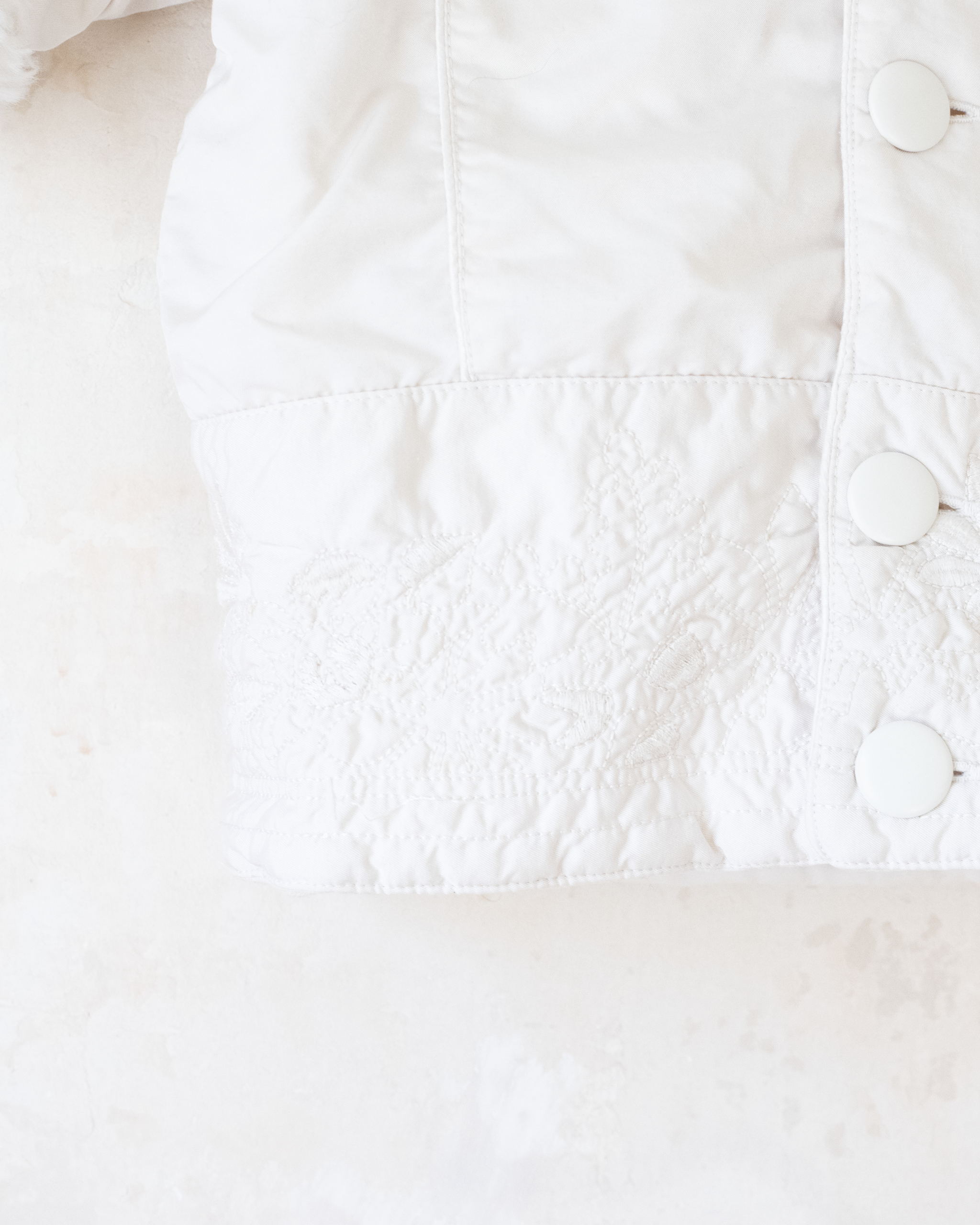 מעיל לבן עם פרווה מבית איב סאן לורן | 12-18 חודשים