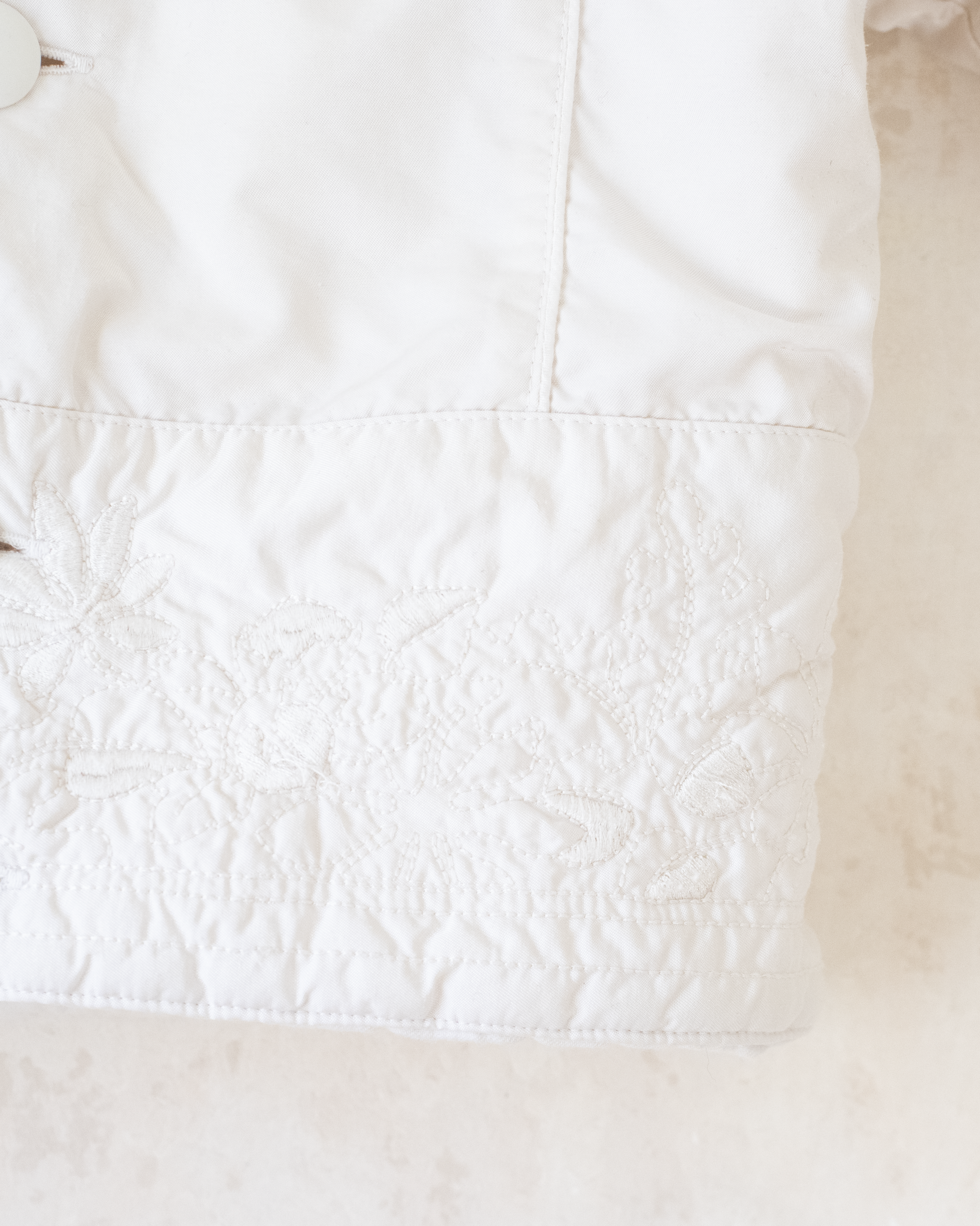 מעיל לבן עם פרווה מבית איב סאן לורן | 12-18 חודשים