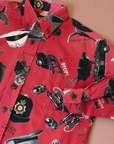חולצה אדומה עם הדפסי כובעים וכלבים | 5-6 שנים