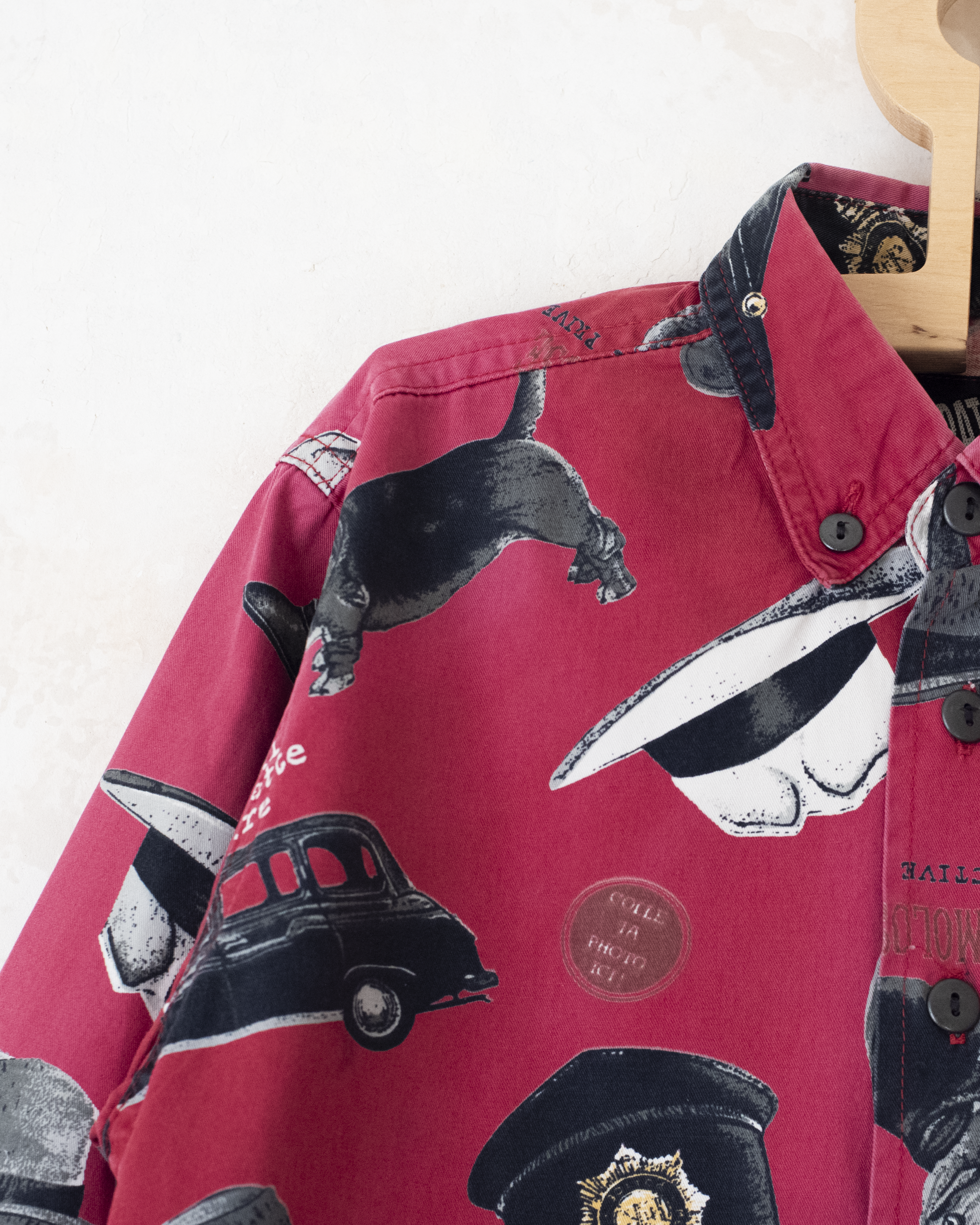 חולצה אדומה עם הדפסי כובעים וכלבים | 5-6 שנים