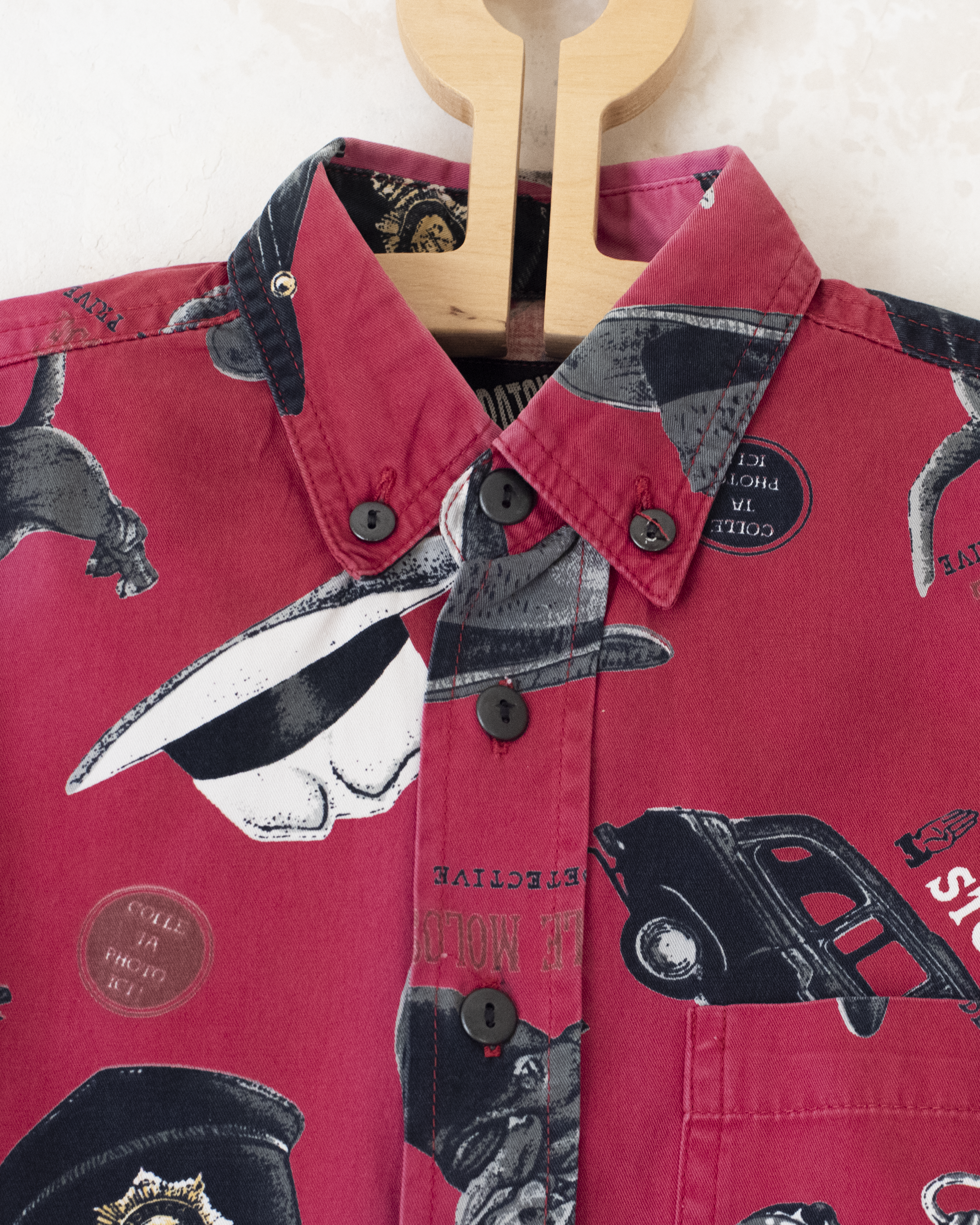 חולצה אדומה עם הדפסי כובעים וכלבים | 5-6 שנים