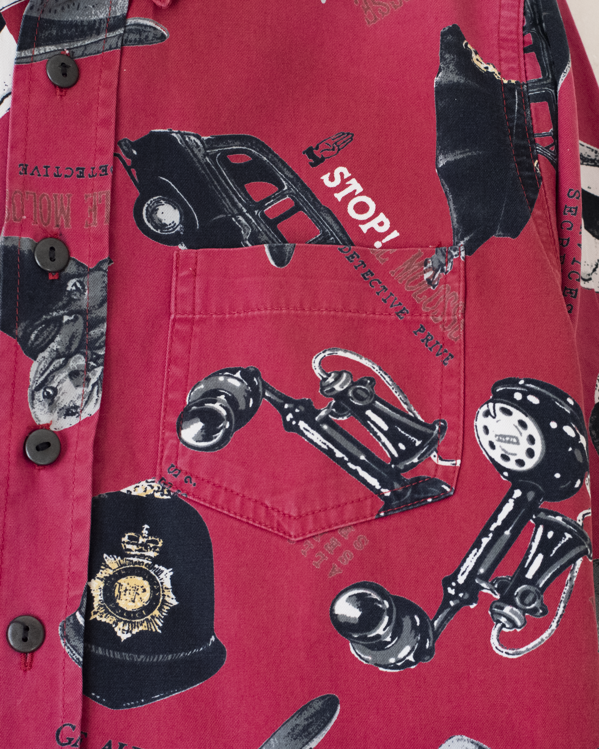 חולצה אדומה עם הדפסי כובעים וכלבים | 5-6 שנים