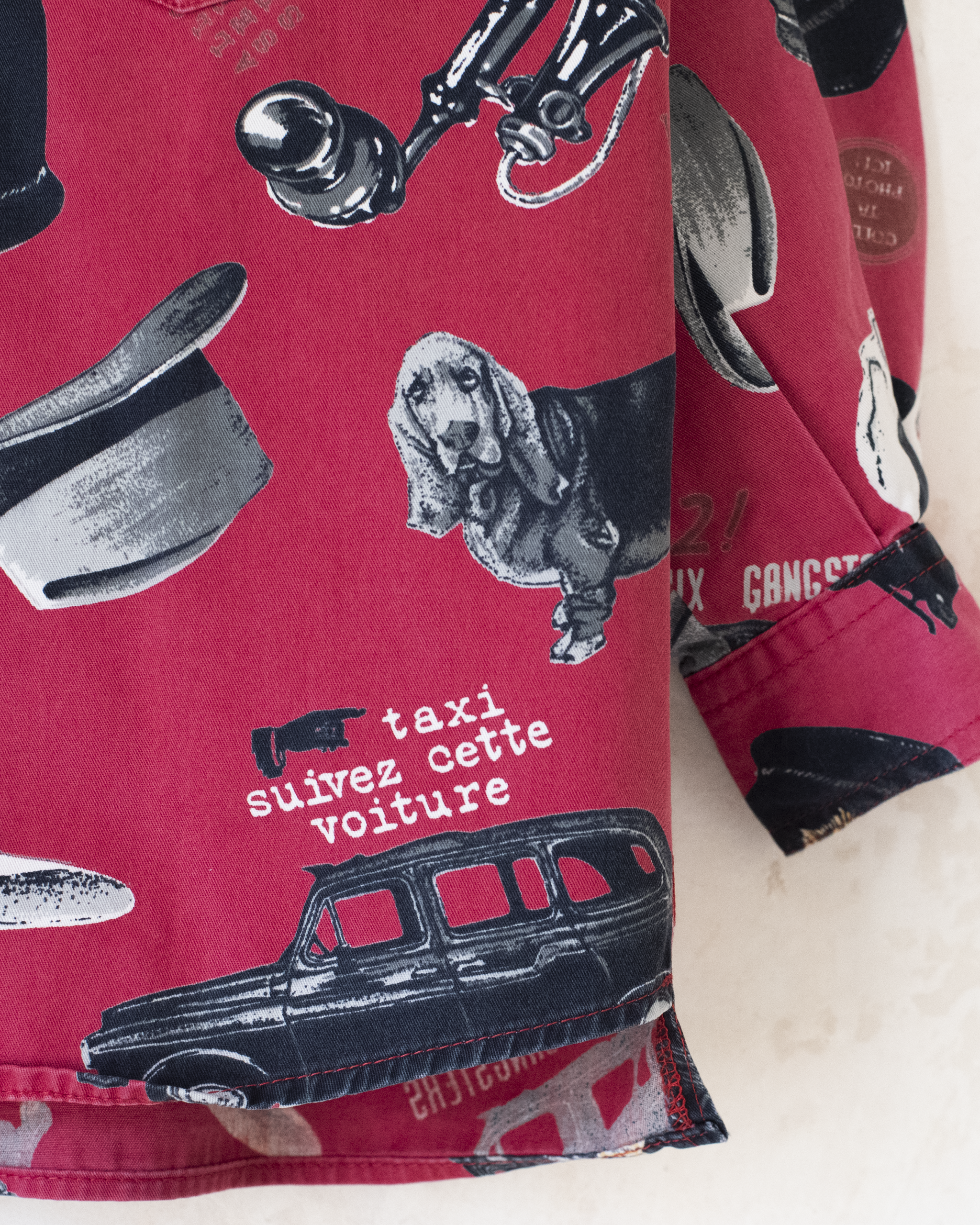 חולצה אדומה עם הדפסי כובעים וכלבים | 5-6 שנים