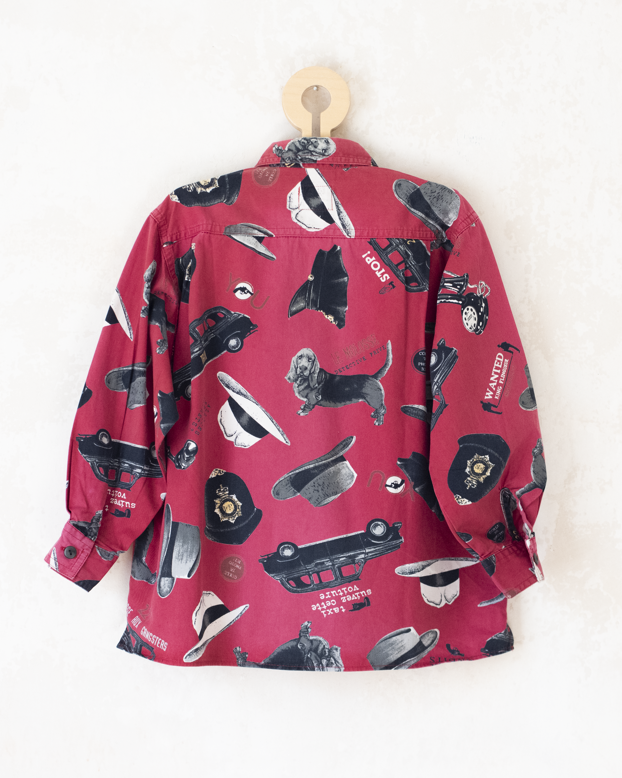 חולצה אדומה עם הדפסי כובעים וכלבים | 5-6 שנים