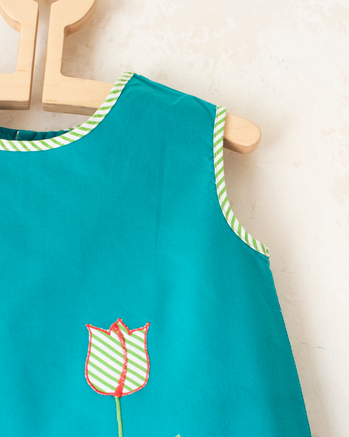 Green dress with embroidered tulip | 12-18 months