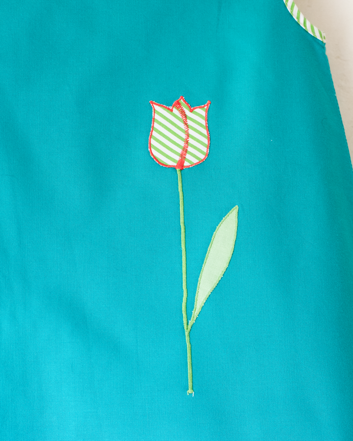 Green dress with embroidered tulip | 12-18 months
